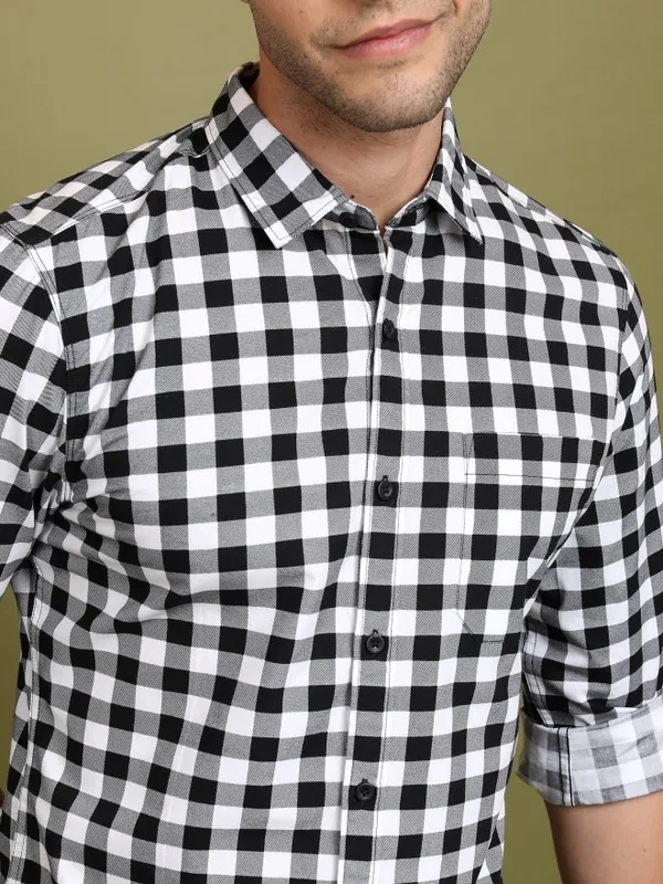  Highlander Men Black Checked Slim Fit Casual Shirts