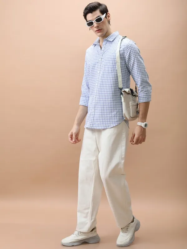  Highlander Men White Checked Slim Fit Casual Shirts