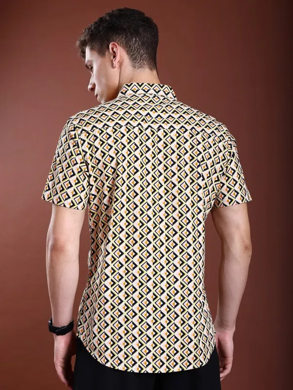  Highlander Men Peach Printed Slim Fit Casual Shirts