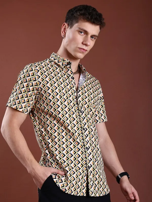  Highlander Men Peach Printed Slim Fit Casual Shirts