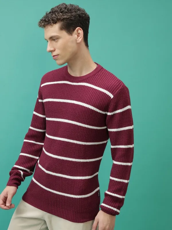  Highlander Men Red Round Neck Pullover Sweaters