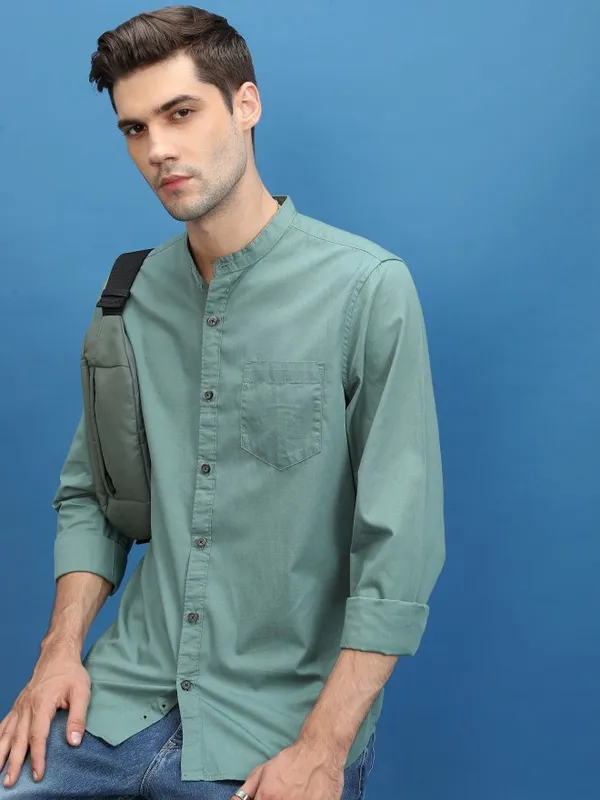  Highlander Men Blue Solid Slim Fit Casual Shirts