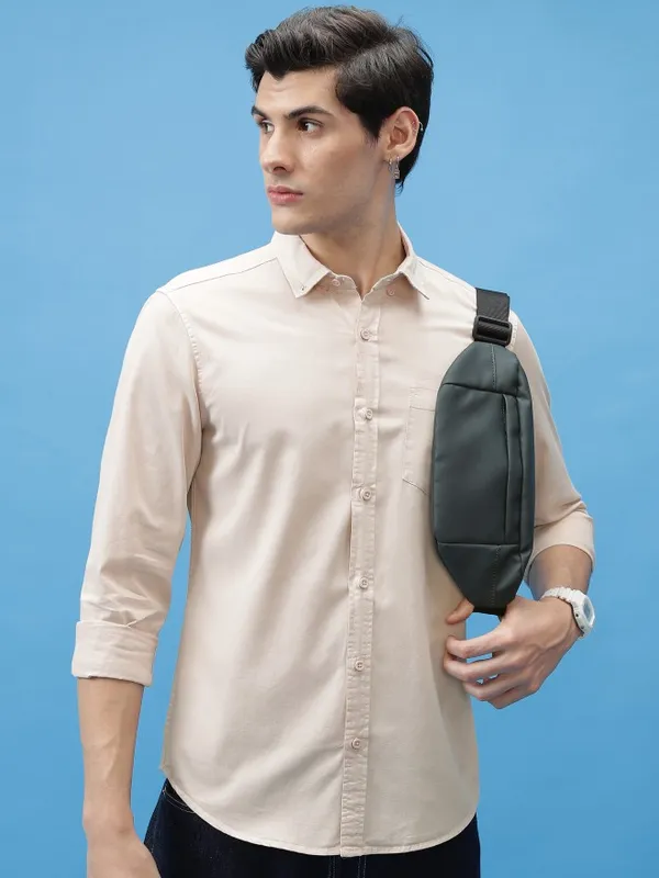  Highlander Men Beige Solid Slim Fit Casual Shirts