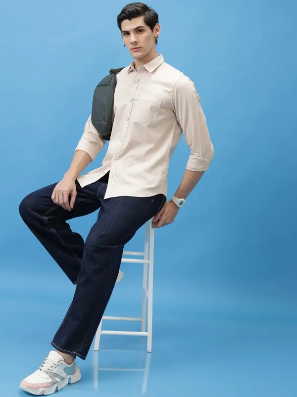  Highlander Men Beige Solid Slim Fit Casual Shirts