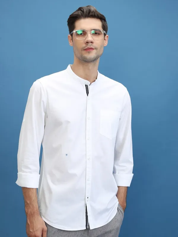  Highlander Men White Solid Slim Fit Casual Shirts