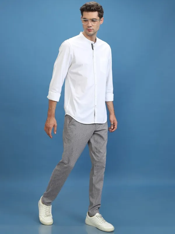  Highlander Men White Solid Slim Fit Casual Shirts