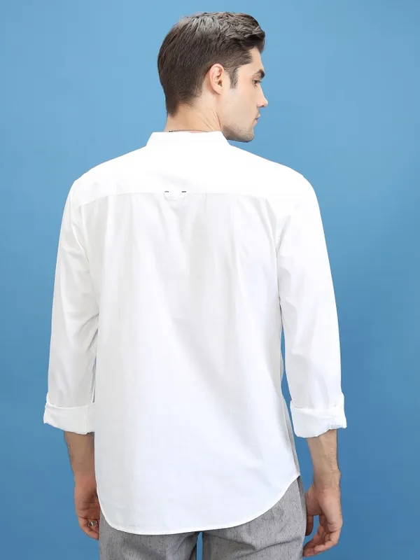  Highlander Men White Solid Slim Fit Casual Shirts