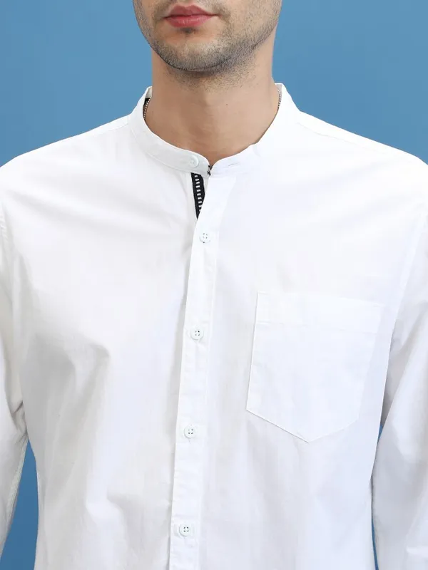  Highlander Men White Solid Slim Fit Casual Shirts