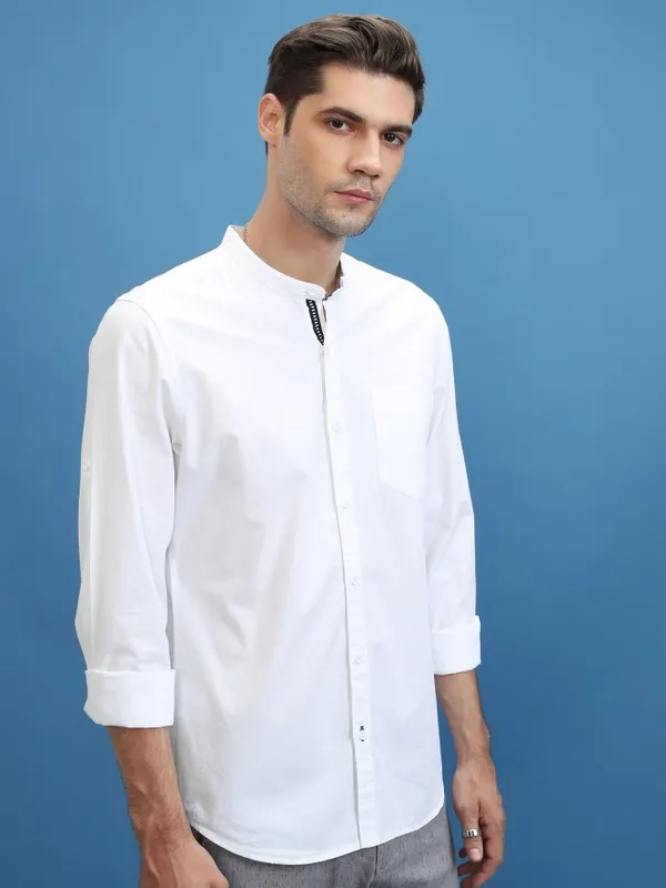  Highlander Men White Solid Slim Fit Casual Shirts