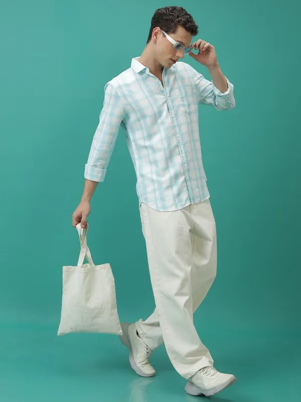  Highlander Men White Checked Slim Fit Casual Shirts