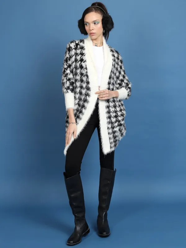  Tokyo Talkies Women Black V-Neck Sweaters