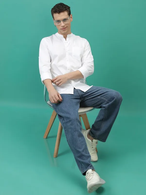  Highlander Men White Solid Slim Fit Casual Shirts