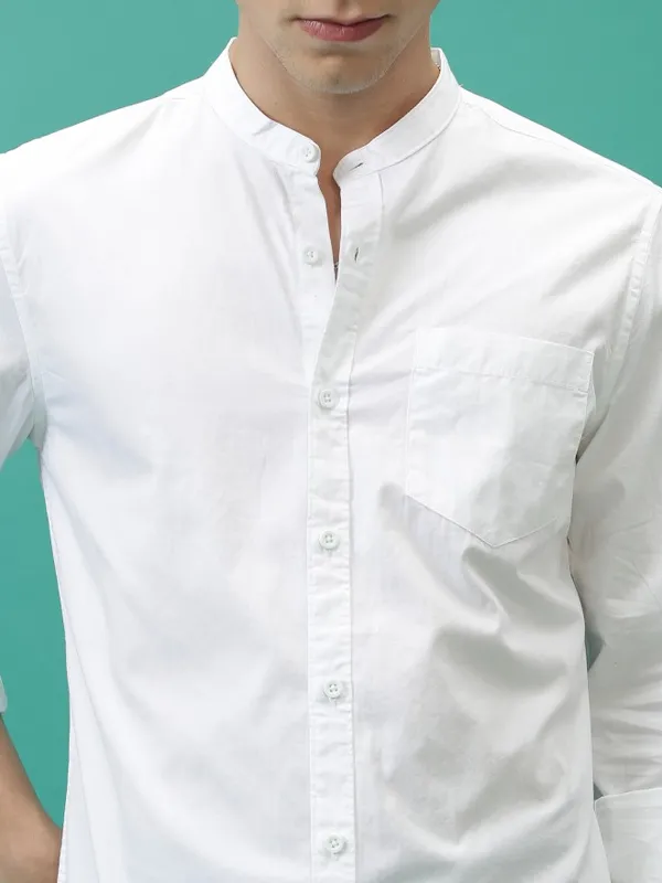  Highlander Men White Solid Slim Fit Casual Shirts