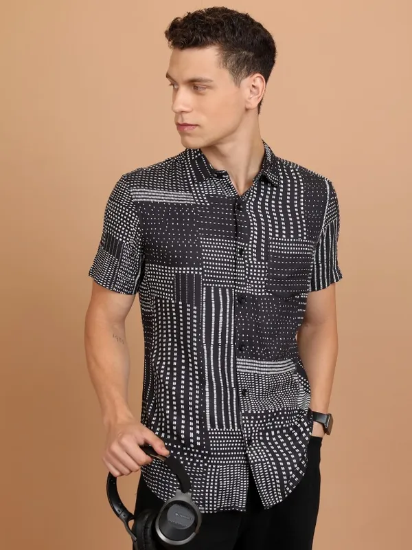  Highlander Men Grey Printed Slim Fit Casual Shirts