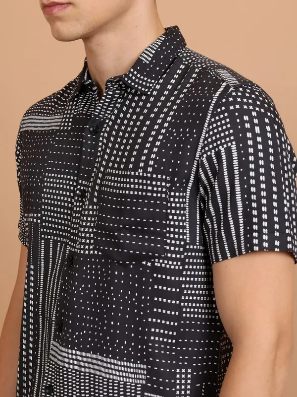  Highlander Men Grey Printed Slim Fit Casual Shirts