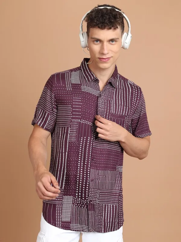  Highlander Men Maroon Printed Slim Fit Casual Shirts