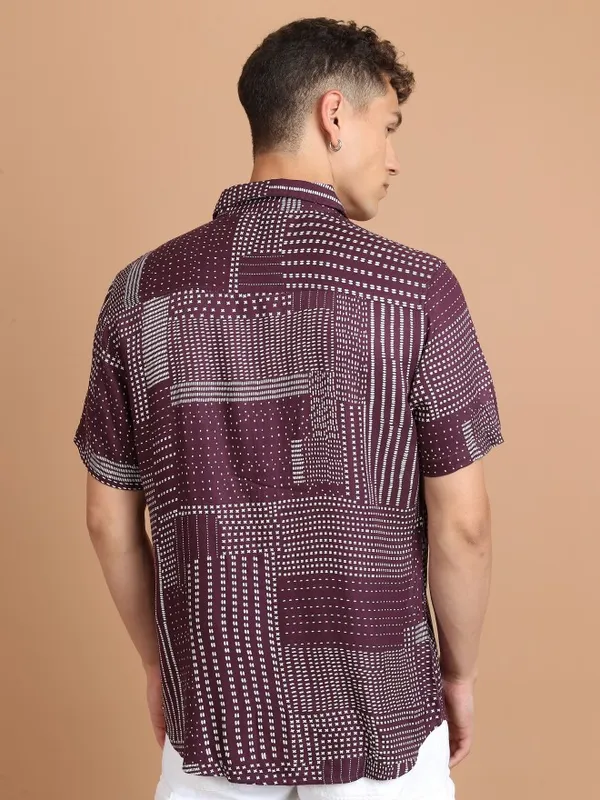  Highlander Men Maroon Printed Slim Fit Casual Shirts