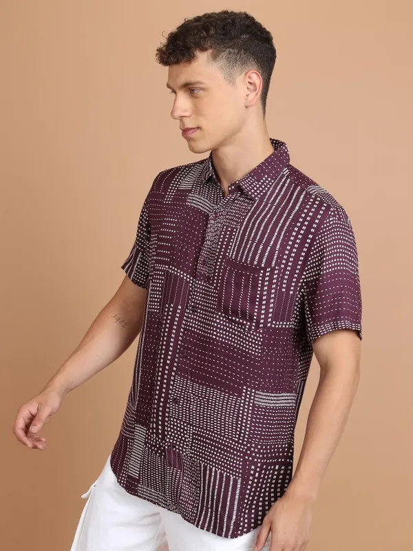  Highlander Men Maroon Printed Slim Fit Casual Shirts