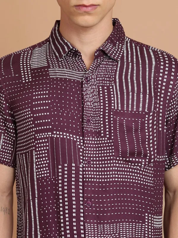  Highlander Men Maroon Printed Slim Fit Casual Shirts