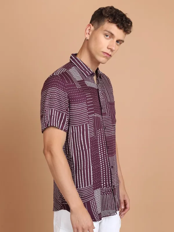  Highlander Men Maroon Printed Slim Fit Casual Shirts