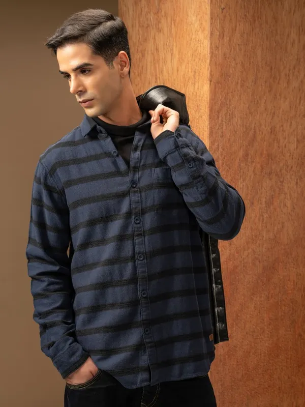  Locomotive Men Navy Blue Striped Relaxed Fit Casual Shirts