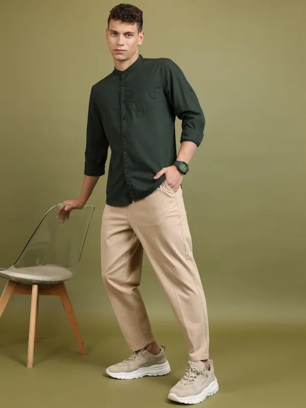  Highlander Men Olive Solid Slim Fit Casual Shirts