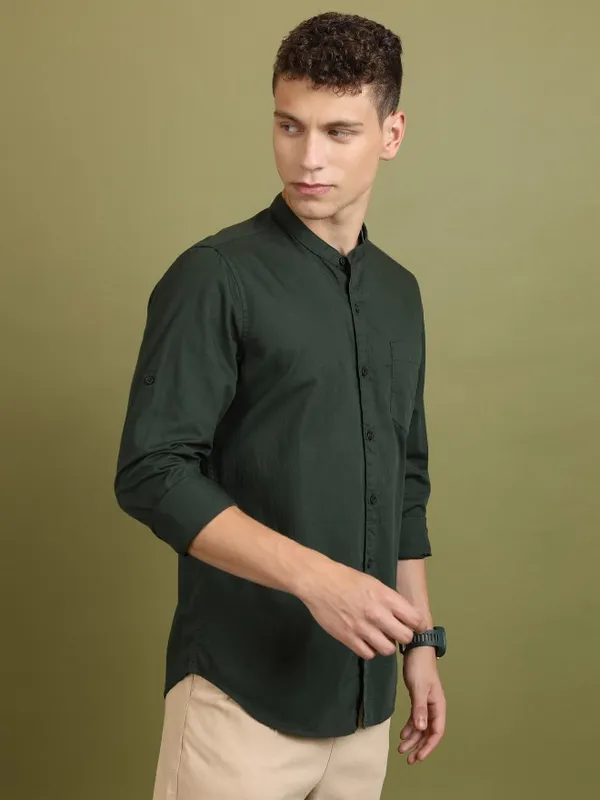  Highlander Men Olive Solid Slim Fit Casual Shirts