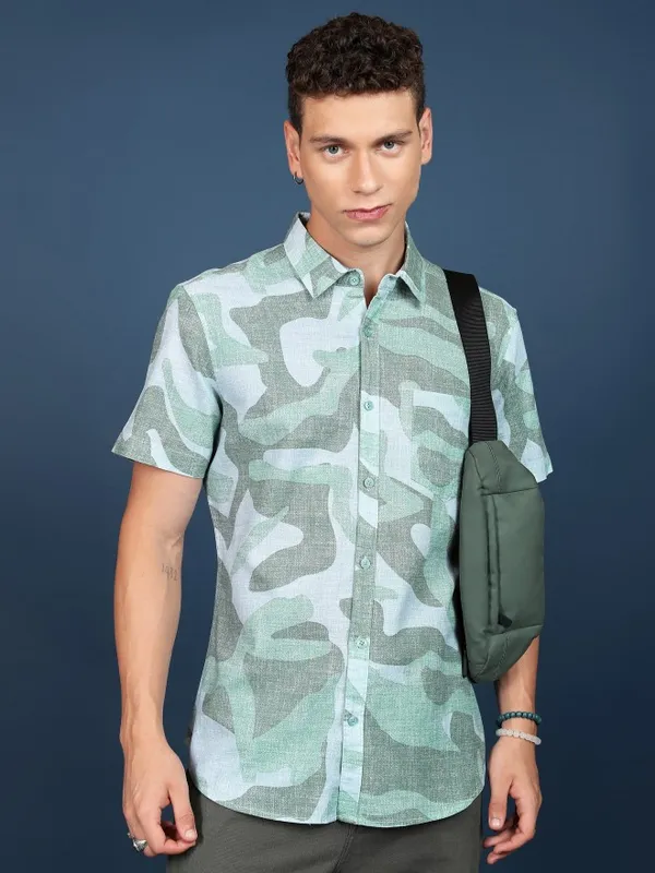  Highlander Men Green Printed Slim Fit Casual Shirts