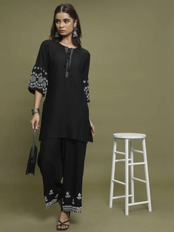  Vishudh  Women Black Printed Straight Kurtas