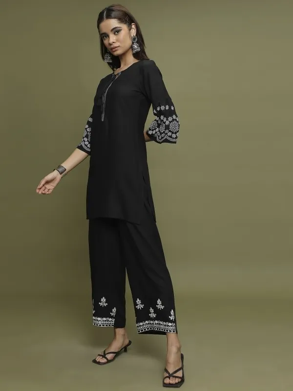  Vishudh  Women Black Printed Straight Kurtas