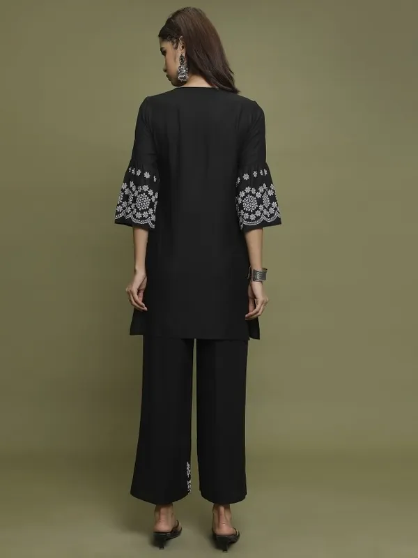  Vishudh  Women Black Printed Straight Kurtas