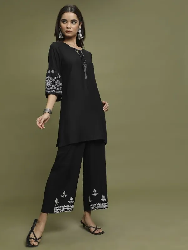  Vishudh  Women Black Printed Straight Kurtas