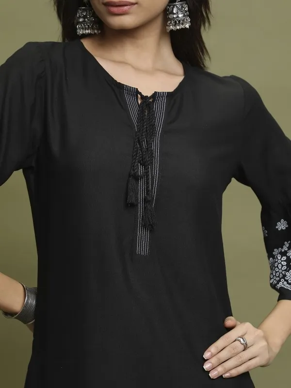  Vishudh  Women Black Printed Straight Kurtas