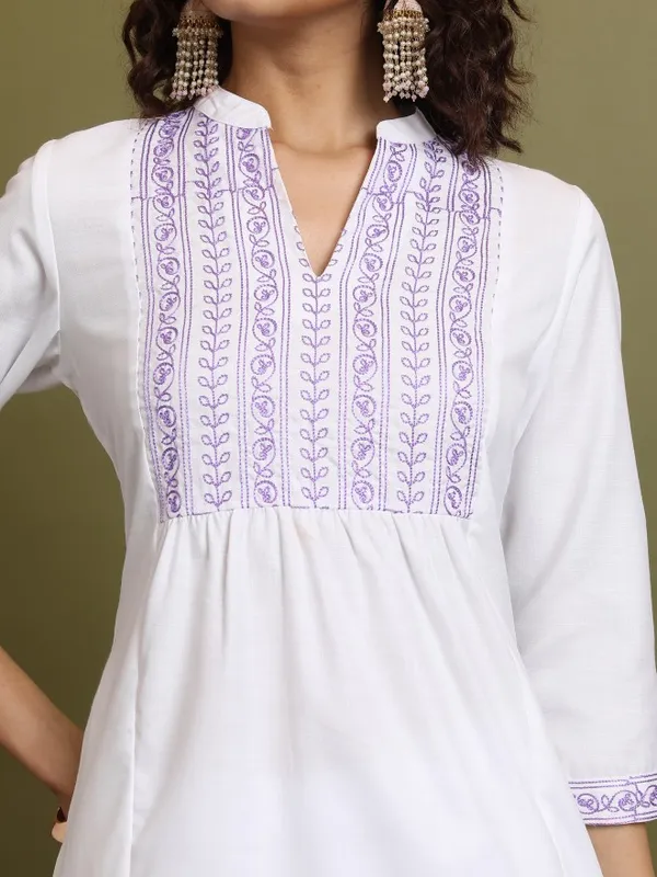  Vishudh  Women White Embroidered Straight Kurtas