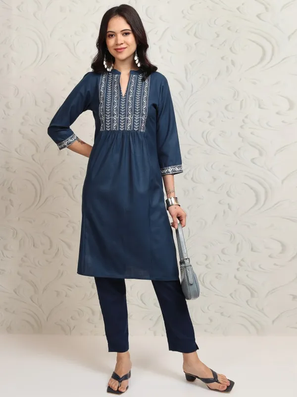 Vishudh Women Blue Embroidered Straight Kurta