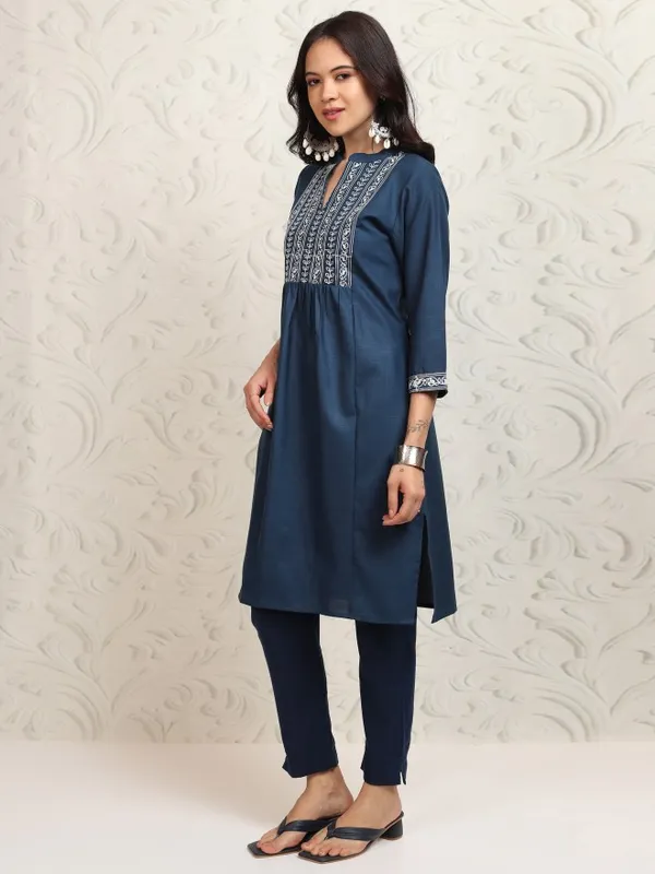 Vishudh Women Blue Embroidered Straight Kurta