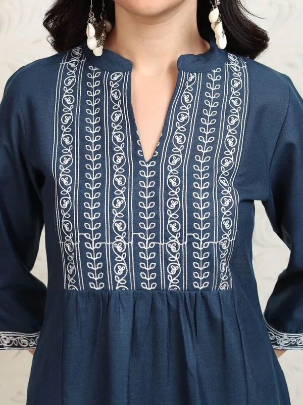 Vishudh Women Blue Embroidered Straight Kurta