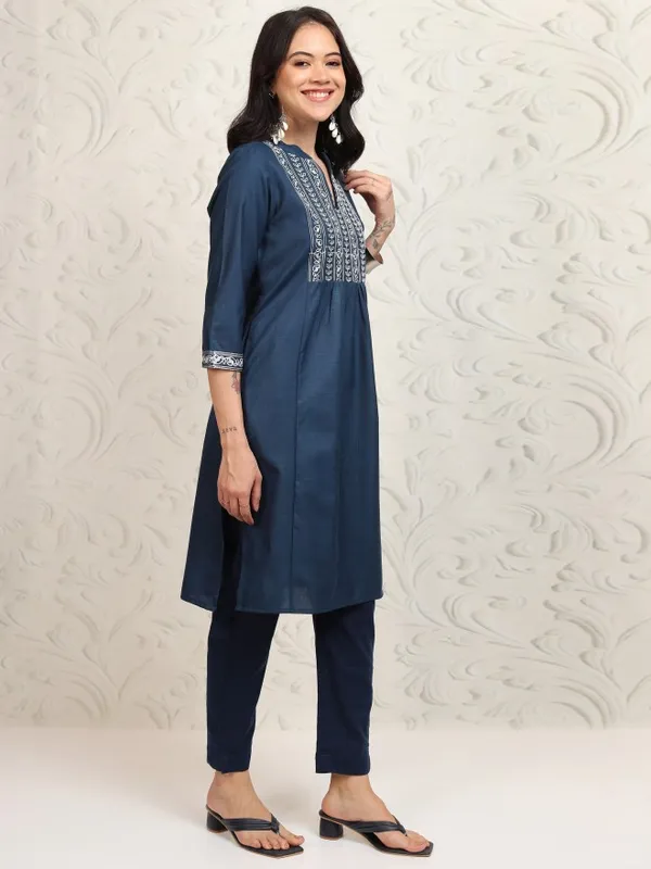 Vishudh Women Blue Embroidered Straight Kurta