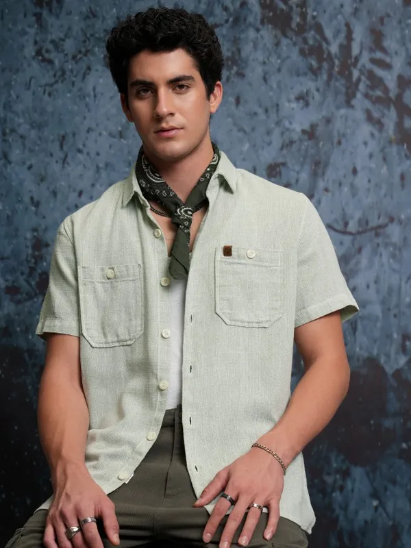  Locomotive Men Green Solid Regular Fit Casual Shirts