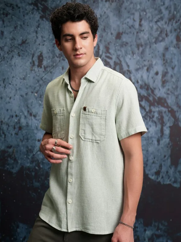  Locomotive Men Green Solid Regular Fit Casual Shirts