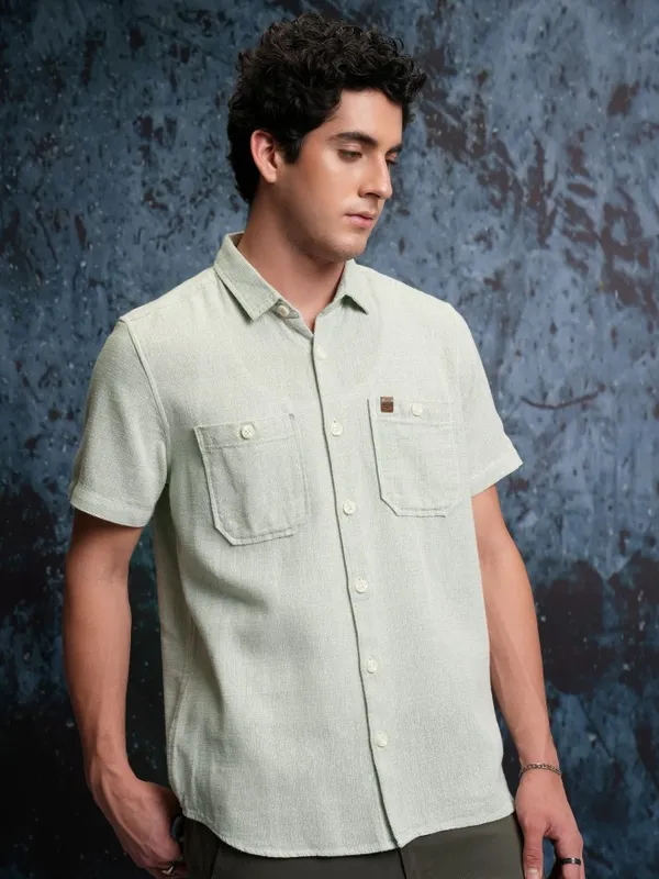  Locomotive Men Green Solid Regular Fit Casual Shirts