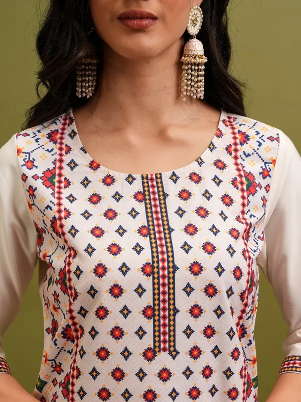  Ketch Women Beige Printed Straight Kurtas