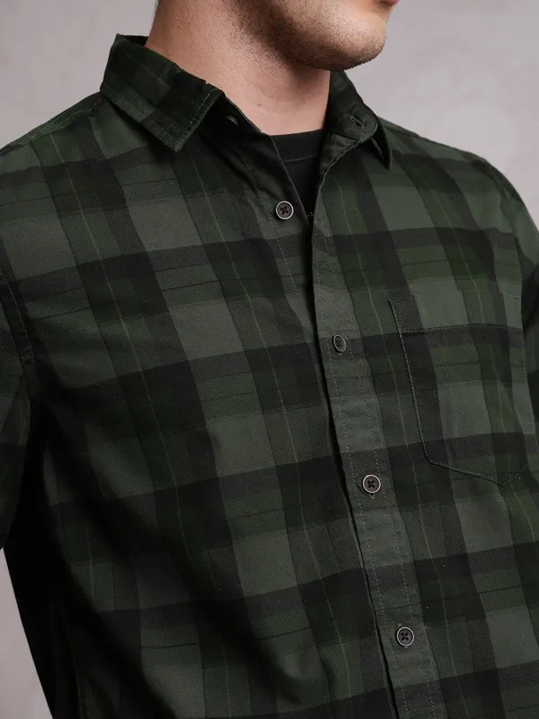 Locomotive Men Green Checked Relaxed Fit Casual Shirts
