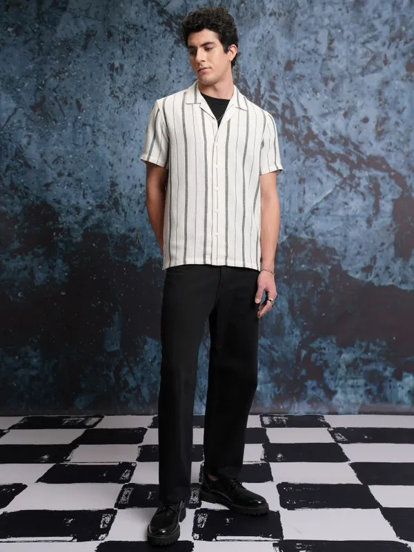 Locomotive Men Cream Striped Regular Fit Casual Shirts