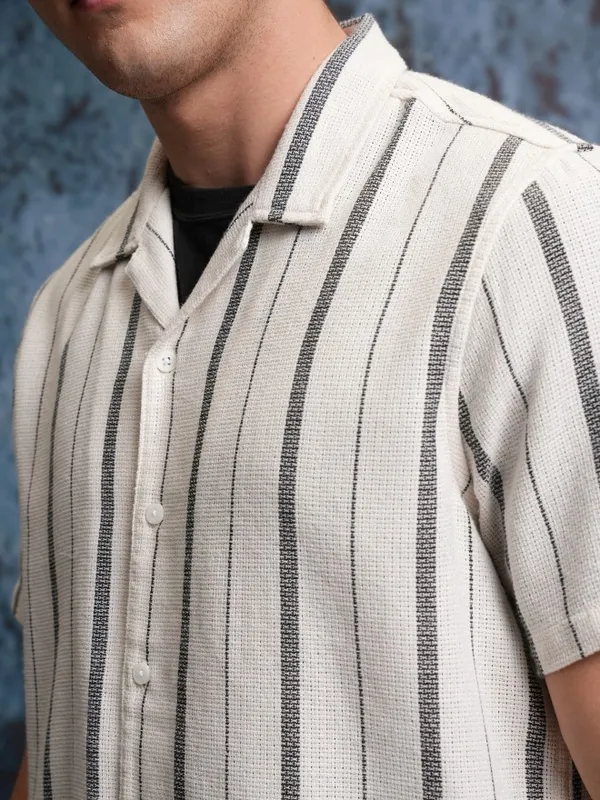  Locomotive Men Cream Striped Regular Fit Casual Shirts