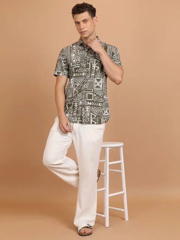  Highlander Men Olive Printed Slim Fit Casual Shirts
