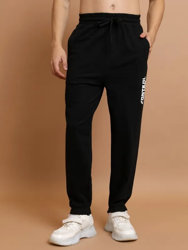  Highlander Men Black Regular Fit Solid Casual Trousers