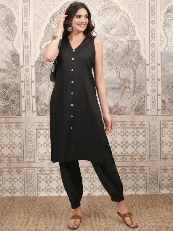 Vishudh Women Black Embroidered Straight Kurta