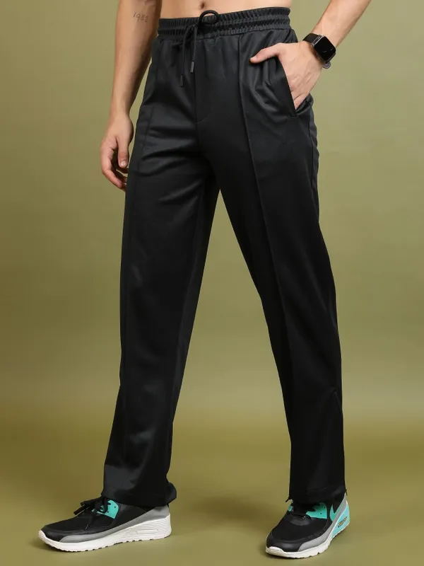  Highlander Men Black Straight Fit Solid Casual Trousers