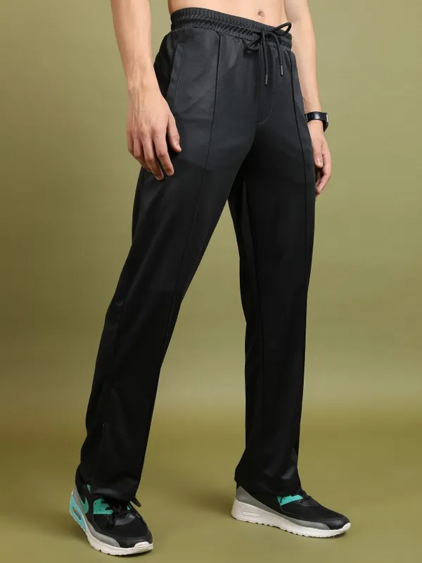  Highlander Men Black Straight Fit Solid Casual Trousers